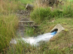 Einleitung in den Höllbach in Niedrigwasserzeiten