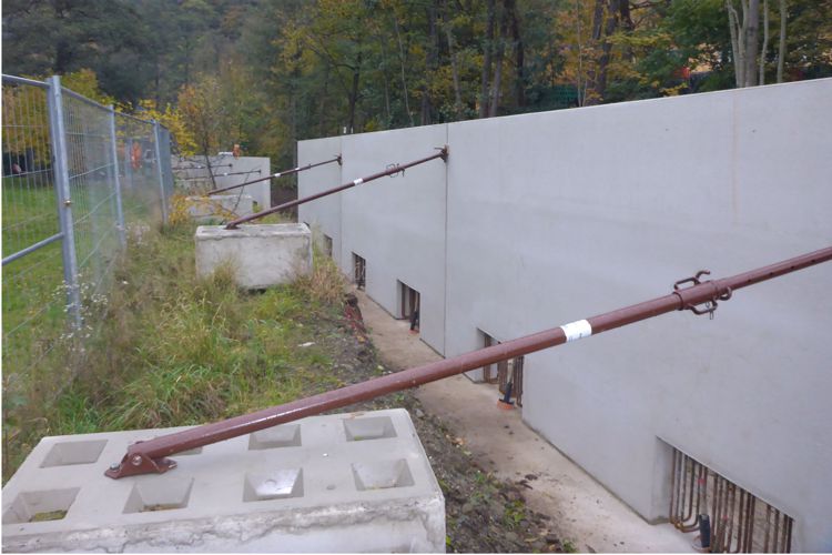 Errichtung der HWS-Wand aus Fertigteilelementen