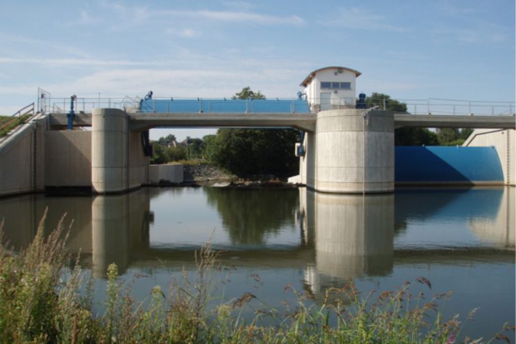 Blick zum Wehr in Fließrichtung: links Mühlkanal, mittig die raue Rampe mit geöffnetem Schütz und rechts geschlossene Klappe Blick zum Wehr in Fließrichtung: links Mühlkanal, mittig die raue Rampe mit geöffnetem Schütz und rechts geschlossene Klappe