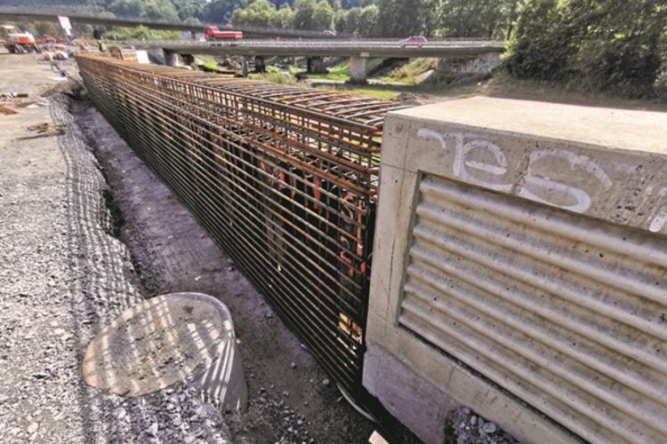 Lückenschluss durch Errichtung einer HWS-Mauer