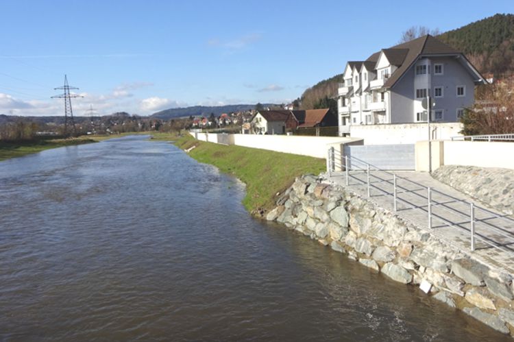 Hochwasserschutzmauer Blick von der Pörbitscher Brücke flussabwärts