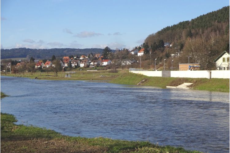 Blick auf das Pumpwerk hinter der Hochwasserschutzmauer