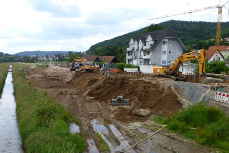 Provisorische Spundwand flussabwärts der Pörbitscher Brücke