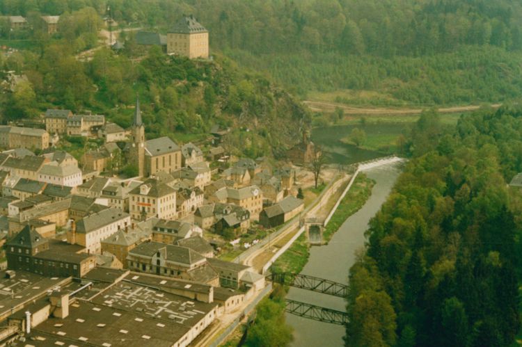 Hirschberg / Th. mit Steinmühle (Ziegelgebäude im Hintergrund) und Wehranlage. Teile der Mühle sind bereits abgerissen. (Foto: Archiv Bayerische Grenzpolizei; Alfred Eiber) Hirschberg / Th. mit Steinmühle (Ziegelgebäude im Hintergrund) und Wehranlage. Teile der Mühle sind bereits abgerissen. (Foto: Archiv Bayerische Grenzpolizei; Alfred Eiber)