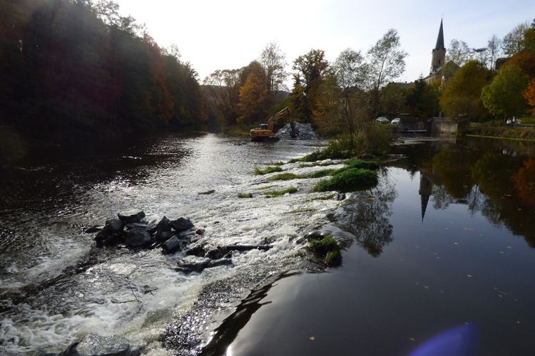 Sicherung des Steinmühlenwehrs b. Hirschberg im Oktober 2020 Sicherung des Steinmühlenwehrs b. Hirschberg im Oktober 2020