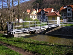 Pegelhaus mit Meßsteg in Bad Berneck am Weißen Main